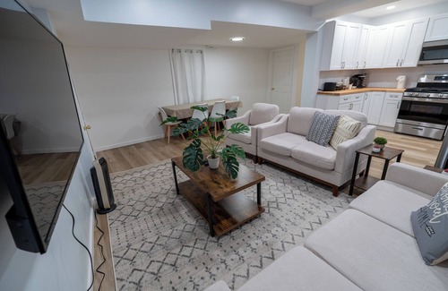 Beverly Apartment | Spacious and Stylish Apartment Perfect for Your Getaway in Beverly!