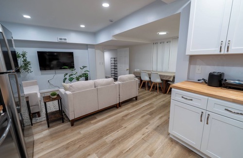 Beverly Apartment | Spacious and Stylish Apartment Perfect for Your Getaway in Beverly!