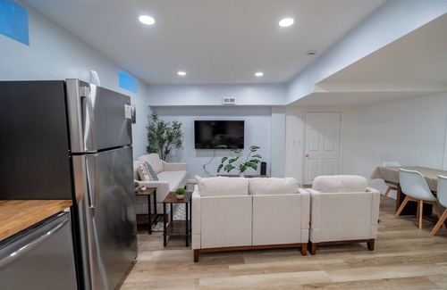 Beverly Apartment | Spacious and Stylish Apartment Perfect for Your Getaway in Beverly!