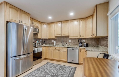 Berkley House | Spacious and Stylish Home | Fast Wifi | Near DT