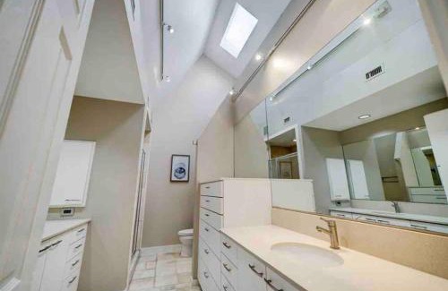 Houston House | Spacious and stylish home by the Galleria
