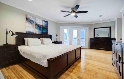 Houston House | Spacious and stylish home by the Galleria