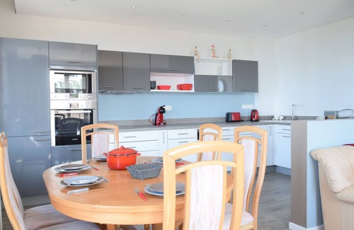 Evian-les-Bains Apartment | Spacious apartment in Évian-les-Bains with balcony and garage