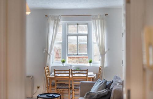 Bishop's Stortford Apartment | Spacious Apartment near Stansted Airport & Bishops Stortford Town Centre, Well-Suited for Contractors and Relocators