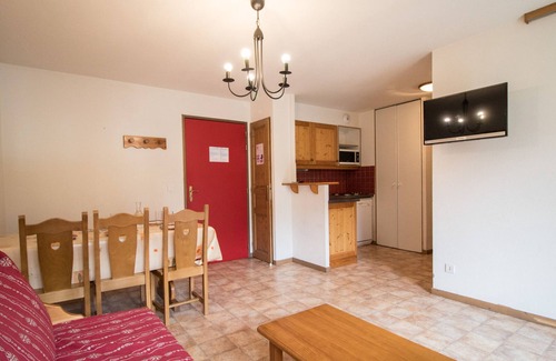 Val Cenis Apartment | Spacious Apartment at the Foot of the Slopes with Balcony, Parking & WiFi