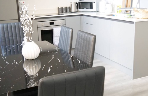 Milton Keynes Apartment | Spacious apartment with workspace at the heart of the City!