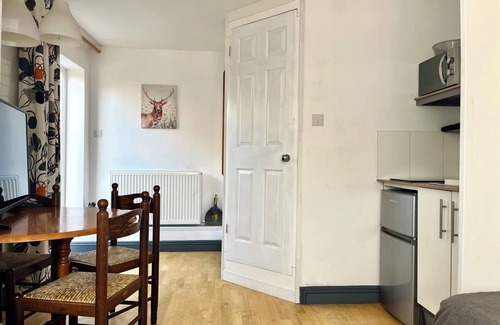 Crawley Apartment | Spacious Apartment - 12 Minutes from Gatwick