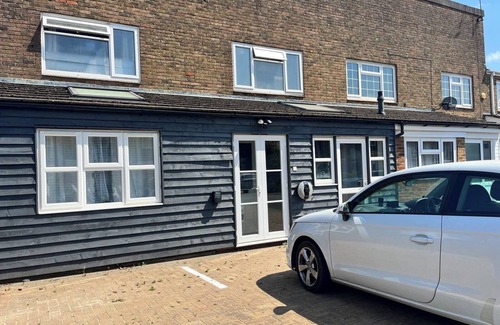 Crawley Apartment | Spacious Apartment - 12 Minutes from Gatwick