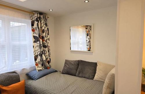 Crawley Apartment | Spacious Apartment - 12 Minutes from Gatwick
