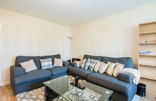 Island Gardens Apartment | Spacious Apartment by Canary Wharf | Pass the Keys
