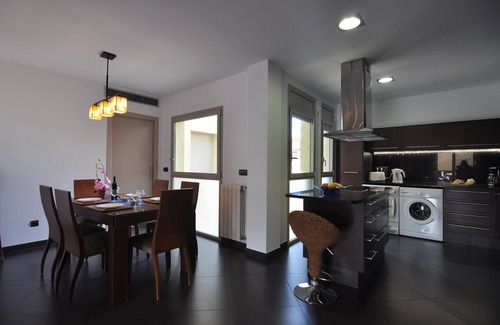 Roses Town Center Apartment | Spacious Apartment in Roses, Costa Brava! 4 Bedrooms, Near the Beach, Free Wi-Fi. Book now!