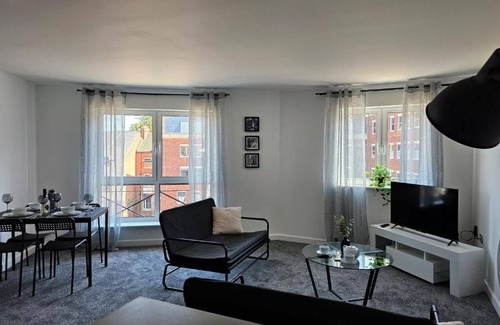 Northampton Apartment | Spacious Apartment -2 Bedroom With 2 En-suite Bathrooms