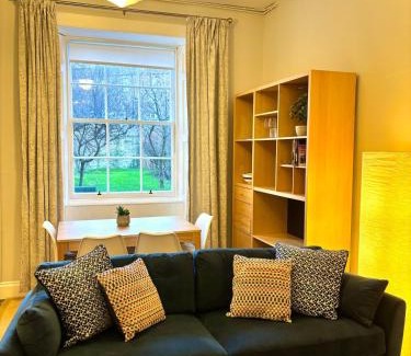 Leith Apartment | Spacious Apartment in Central Edinburgh
