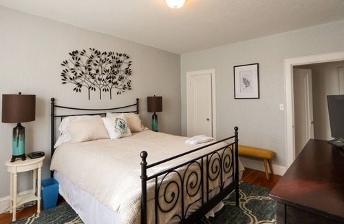 Commonwealth Apartment | Spacious Apartment, Steps to Public Transport & Hospitals.