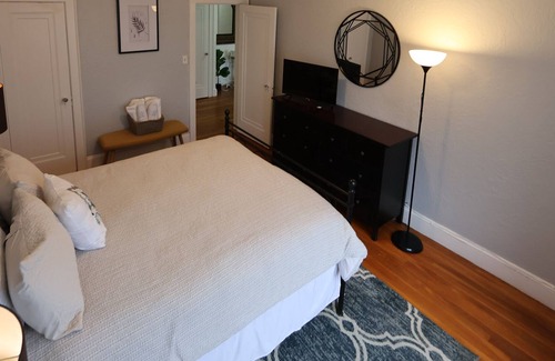 Commonwealth Apartment | Spacious Apartment, Steps to Public Transport & Hospitals.