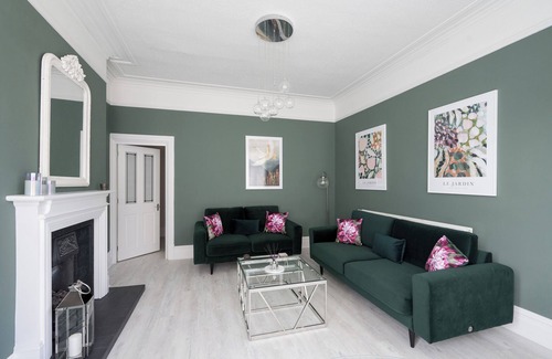Harrogate Apartment | Spacious Apartment with Period Features in Centre of Harrogate with Free Parking