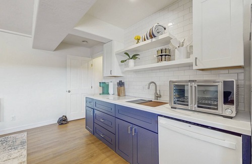 Eagle Apartment | Spacious apartment w/kitchen, wifi, great location & beautiful backyard