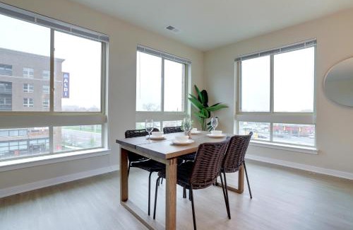 Jefferson Manor Apartment | Spacious Apartment w Natural Lights to Enjoy the Landscape