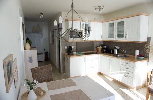 Juliusruh Apartment | Spacious apartment with covered balcony and sea view, right on the beach