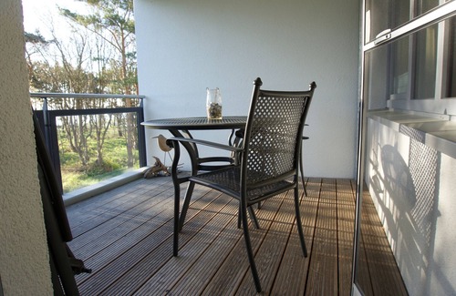 Juliusruh Apartment | Spacious apartment with covered balcony and sea view, right on the beach