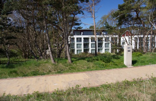 Juliusruh Apartment | Spacious apartment with covered balcony and sea view, right on the beach