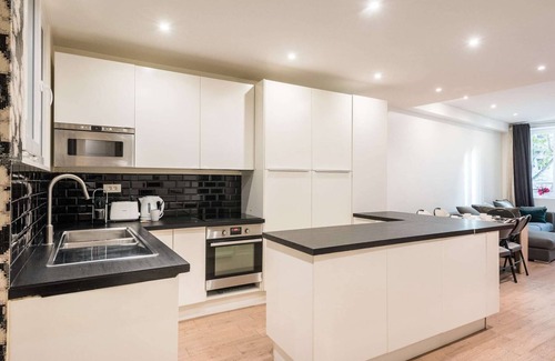 Saint-Germain-des-Pres Apartment | Spacious apartment with 2 rooms