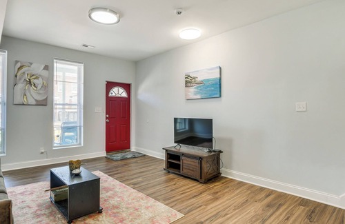 Greenspring House | Spacious Baltimore Row House w/ Deck + Fenced Yard