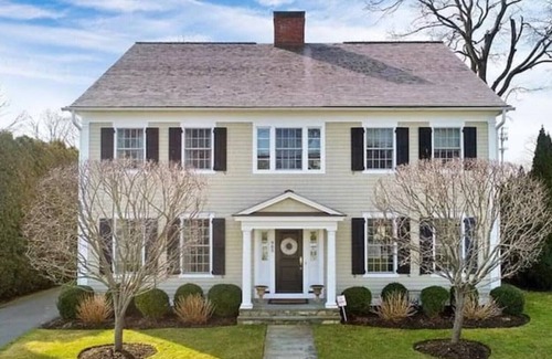 Fairfield House | Spacious Beach AreaHome- Walk to Town, Bike >Beach