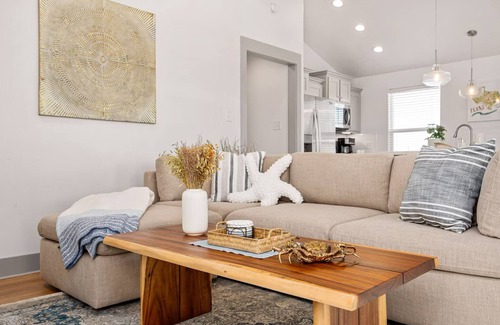 Port Bolivar House | Spacious beach house with deck, full kitchen, near the water and private hot tub
