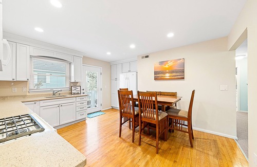 North Beach Haven House | Spacious Beach House for Family Memories Only 3 min walk to beach!