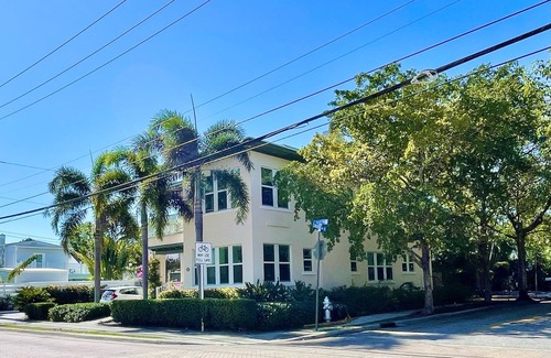 West Palm Beach Apartment | Spacious beautiful 2nd floor of historic home, walk/bike to downtown, Palm Beach