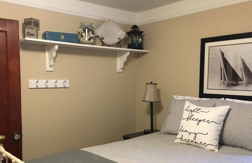Albany House | Spacious Bedroom Close to Hospital - Women Only