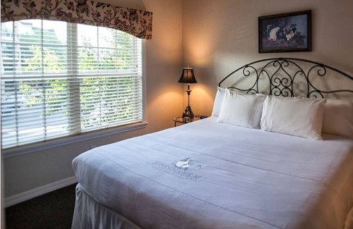 Branson Hotel | Spacious Bedroom w/Balcony, Full Kitchen + Kid-Friendly Play Area