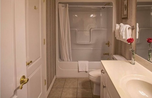 Branson Hotel | Spacious Bedroom w/Balcony, Full Kitchen + Kid-Friendly Play Area