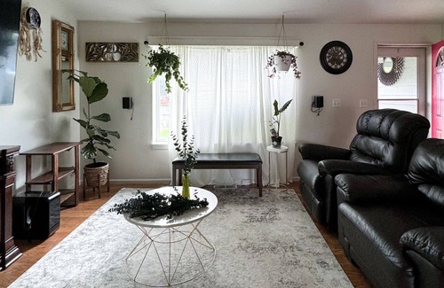 Springfield House | Spacious bedroom with private bathroom