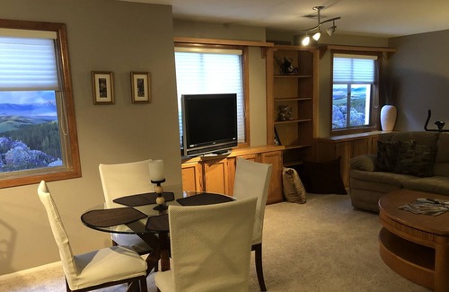 North Central Westminster House | Spacious bedroom with adjoining living area