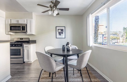 Beverly Grove Apartment | Spacious Beverly Hills 1BR near Beverly Center, by Blueground