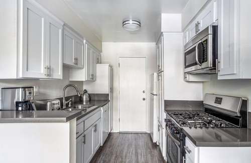 Beverly Grove Apartment | Spacious Beverly Hills 1BR near Beverly Center, by Blueground