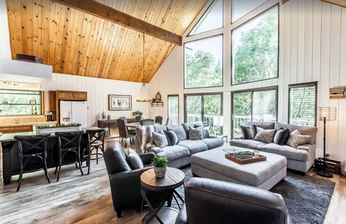 Blue Jay House | SPACIOUS BLUE JAY CABIN WITH VAULTED CEILINGS!