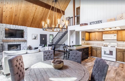 Blue Jay House | SPACIOUS BLUE JAY CABIN WITH VAULTED CEILINGS!