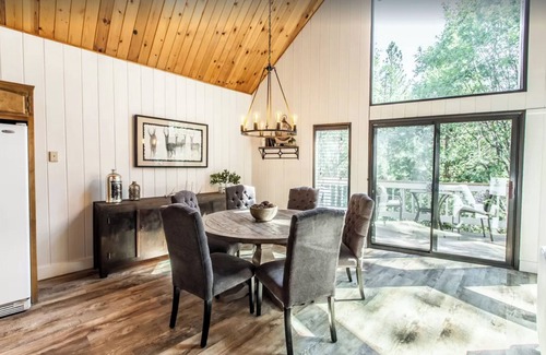 Blue Jay House | SPACIOUS BLUE JAY CABIN WITH VAULTED CEILINGS!