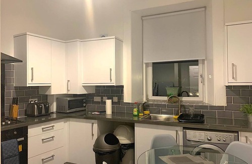 Bothwell Apartment | Spacious, bright, 3 bed, Suitable for Long Stays
