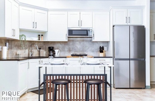 Southwest Edmonton House | Spacious Bright - Sleep 2 - Long Stays - NFLX&WIFI