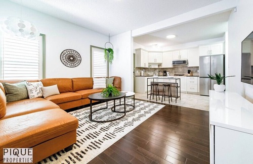 Southwest Edmonton House | Spacious Bright - Sleep 2 - Long Stays - NFLX&WIFI