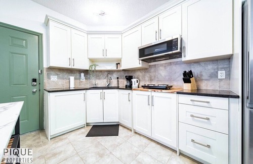 Southwest Edmonton House | Spacious Bright - Sleep 2 - Long Stays - NFLX&WIFI