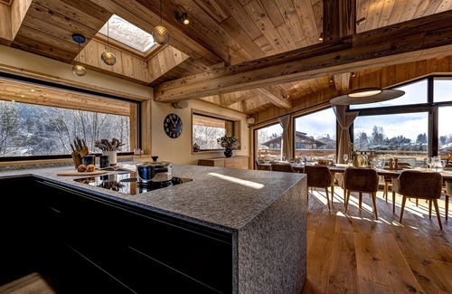 Les Praz-de-Chamonix Ski Chalet | Spacious chalet + clean & breakfast services daily