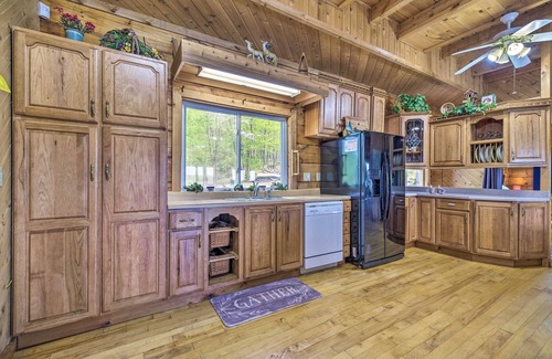 Albany Cabin | Spacious Cabin on Dale Hollow Lake w/Hot Tub!