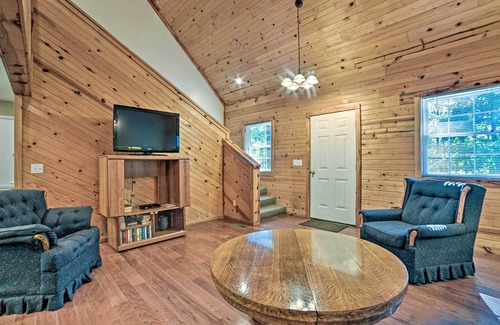 Springville House | Spacious Cabin on Kentucky Lake w/ Large Deck!