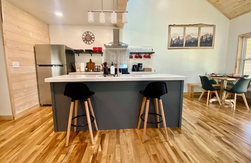 Waynesville Cabin | Spacious Cabin Retreat Perfect Blend Family Togetherness & Private Relaxation!