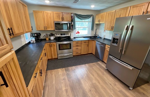 Saxton House | Spacious Cabin Retreat - EZ Boat Parking & Dog Friendly !